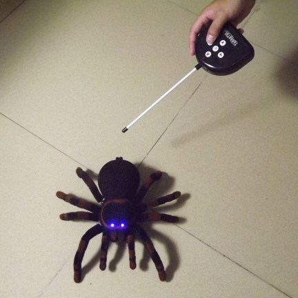 TG64210 RIESENSPINNE FERNGESTEUERT TARANTEL MIT FERNBEDIENUNG SPINNE BEÄNGSTIGEND HAARIG