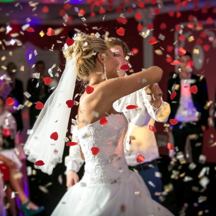 TG60121 CONFETTI TUBA SHOOTING RED HEARTS für eine Hochzeit zum Valentinstag