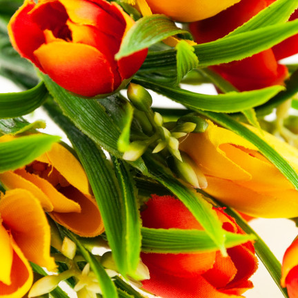 CV13987-3 Strauß Krokusse CROCUS CROCUUS BOUQUET IN GRAS KÜNSTLICHE BLUMEN