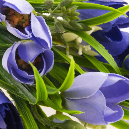 CV13987-4 KROKUS KROKUS STRAUSS KROKUSSE IM GRAS KÜNSTLICHE FRÜHLINGSBLUMEN VIOLETT