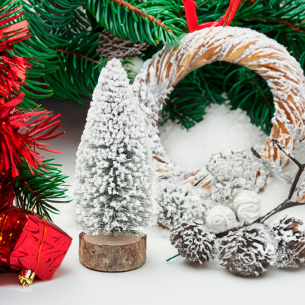 CV30060 SCHNEEBEDECKTER WEIHNACHTSBAUM KLEINER WEIHNACHTSBAUM DEKORATIVE FIGÜRCHEN