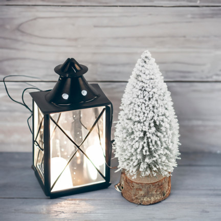 CV30060 SCHNEEBEDECKTER WEIHNACHTSBAUM KLEINER WEIHNACHTSBAUM DEKORATIVE FIGÜRCHEN