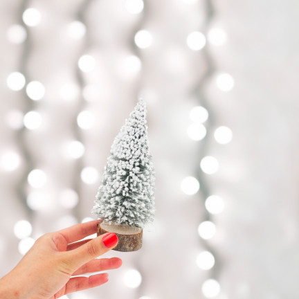 CV30060 SCHNEEBEDECKTER WEIHNACHTSBAUM KLEINER WEIHNACHTSBAUM DEKORATIVE FIGÜRCHEN