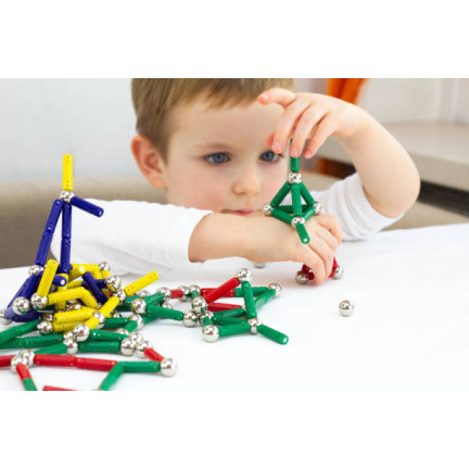 TG59932 MAGNETISCHE BAUSTEINE PÄDAGOGISCHES PUZZLE 70 EL
