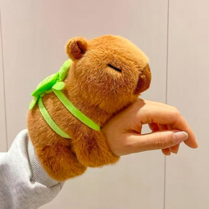 TG81323 KAPYBARA S BATOHEM PLYŠOVÝ MASKOT DÁREK MICKEY KAPI