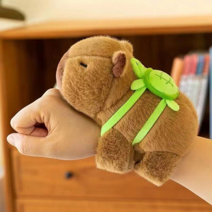 TG81323 KAPYBARA S BATOHEM PLYŠOVÝ MASKOT DÁREK MICKEY KAPI