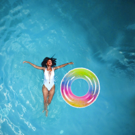 TG67354 AUFBLASBARES SCHWIMMRAD GLITZER-REGENBOGEN FÜR KINDER