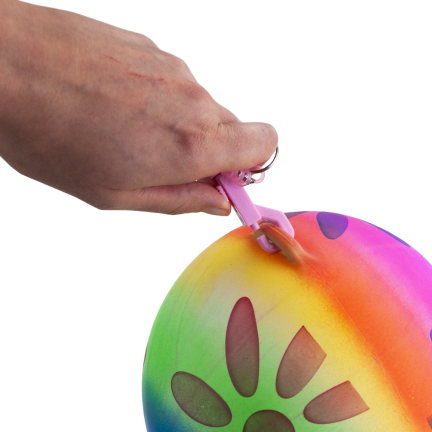 TG71991 BUNTER, FEDERBELASTETER, AUFBLASBARER SOFTBALL AUS GUMMI MIT TRAININGSSCHNUR