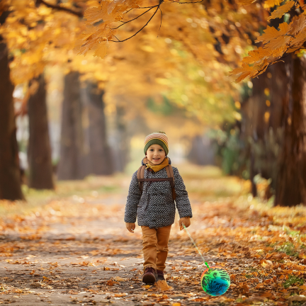 TG71991 BUNTER, FEDERBELASTETER, AUFBLASBARER SOFTBALL AUS GUMMI MIT TRAININGSSCHNUR